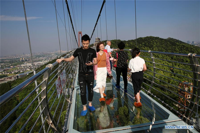 In Bildern: Glasbrücke im Huaxi World Adventure Park im ostchinesischen Jiangsu