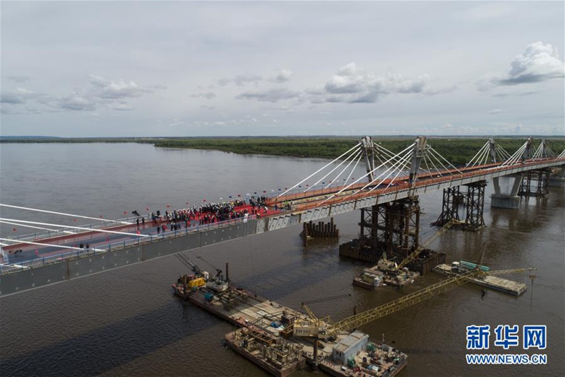 Chinesisch-russische Grenzfluss-Autobahnbrücke ist fertiggestellt worden