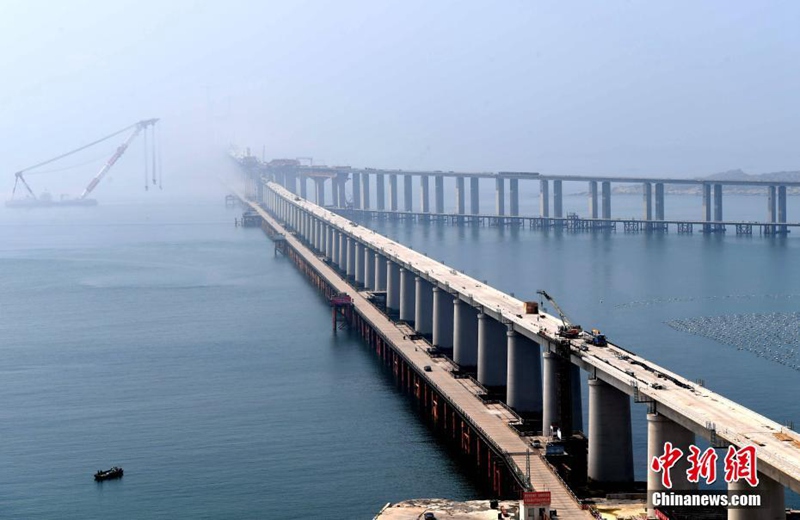 Der Bau der weltweit längsten Auto- und Eisenbahnbrücke über einer Meerenge neigt sich dem Ende zu