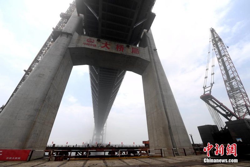 Der Bau der weltweit längsten Auto- und Eisenbahnbrücke über einer Meerenge neigt sich dem Ende zu