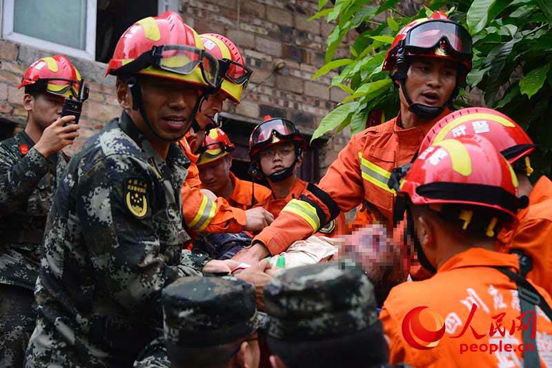 Rettungskräfte im Dauereinsatz nach Erdbeben in Yibin