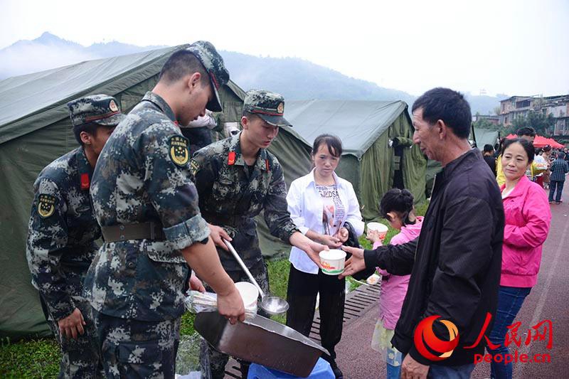 Rettungskräfte im Dauereinsatz nach Erdbeben in Yibin