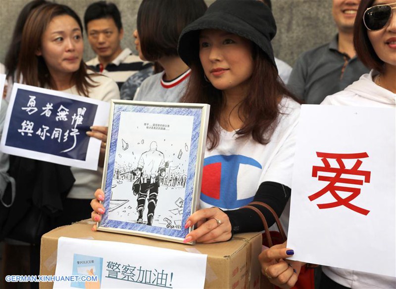 Einwohner von Hongkong versammeln sich, um die Polizei zu unterstützen
