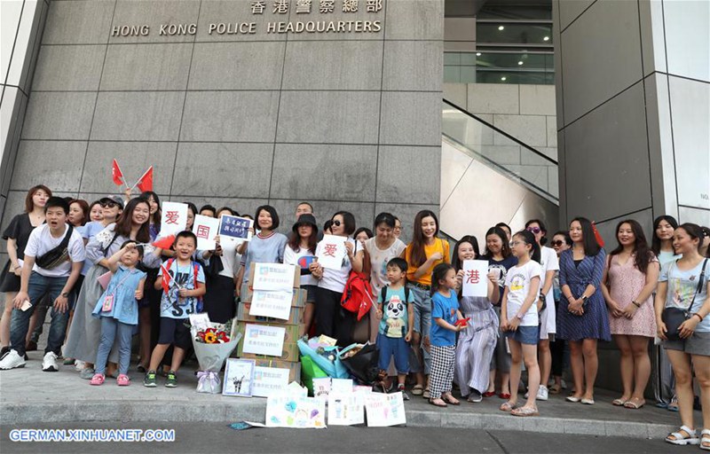 Einwohner von Hongkong versammeln sich, um die Polizei zu unterstützen