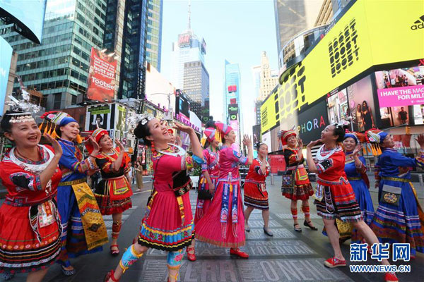 Chinesische Volkslieder auf dem Times Square gesungen