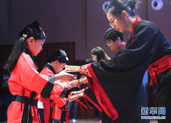 Shanghai: Erste Lektion zum neuen Semester mit traditionellen Etiketten