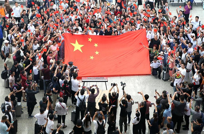 70. Jubiläum der Gründung der VR China mit Flash-Mob gefeiert