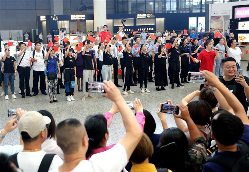 70. Jubiläum der Gründung der VR China mit Flash-Mob gefeiert