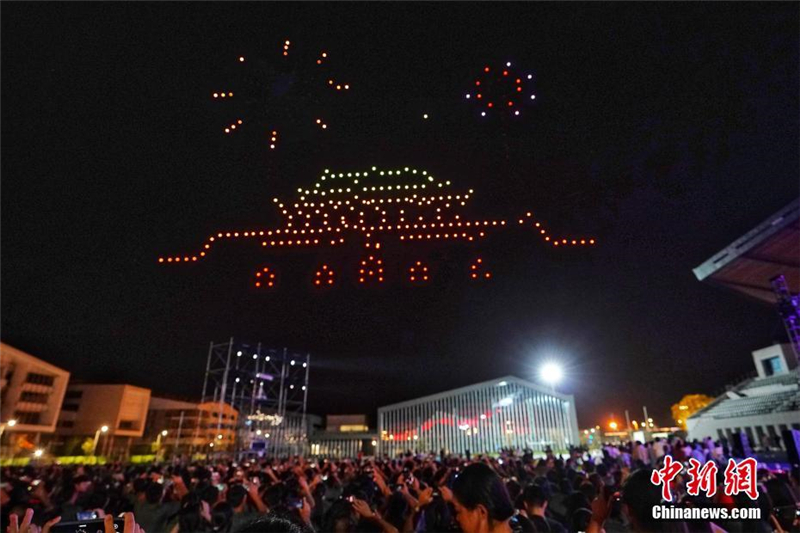 Spektakuläre Lichtshow mit 300 Drohnen