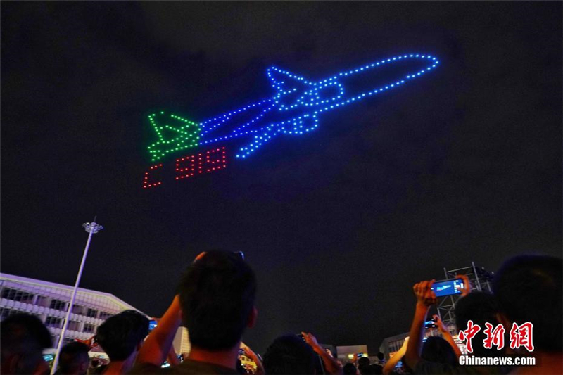 Spektakuläre Lichtshow mit 300 Drohnen