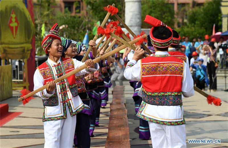 Menschen im ganzen Land feiern das chinesische Erntedankfest
