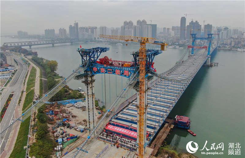 Hubei baut Hängebrücke mit drei Türmen über Hanjiang-Fluss