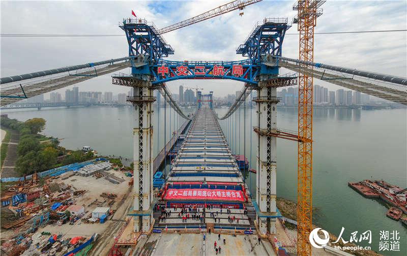 Hubei baut Hängebrücke mit drei Türmen über Hanjiang-Fluss