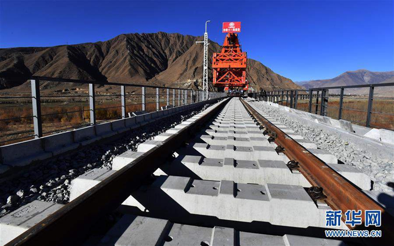 Eisenbahnbrücke überspannt Yarlung-Zangbo-Fluss in Tibet