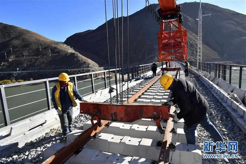Eisenbahnbrücke überspannt Yarlung-Zangbo-Fluss in Tibet