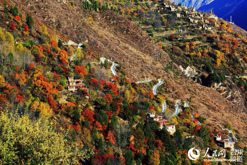 „Die Route der Hoffnung“ über Berge und Schluchten im Landkreis Danba in der tibetischen Region von Sichuan