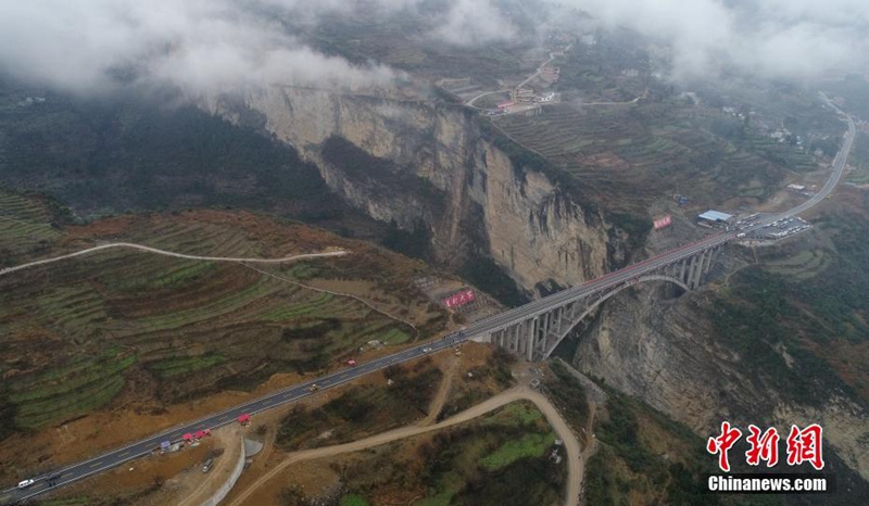 Große Bogenbrücke an der Grenze zwischen drei Provinzen in Betrieb genommen