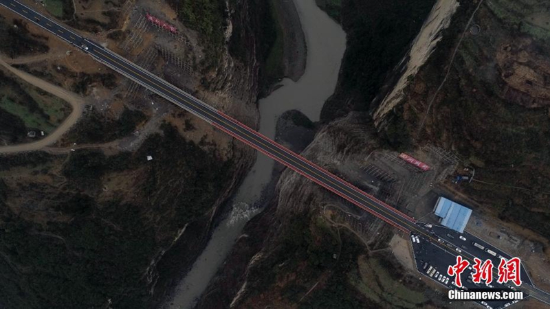 Große Bogenbrücke an der Grenze zwischen drei Provinzen in Betrieb genommen
