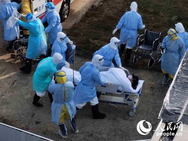 Huoshenshan-Krankenhaus in Wuhan beginnt mit der Behandlung von Patienten