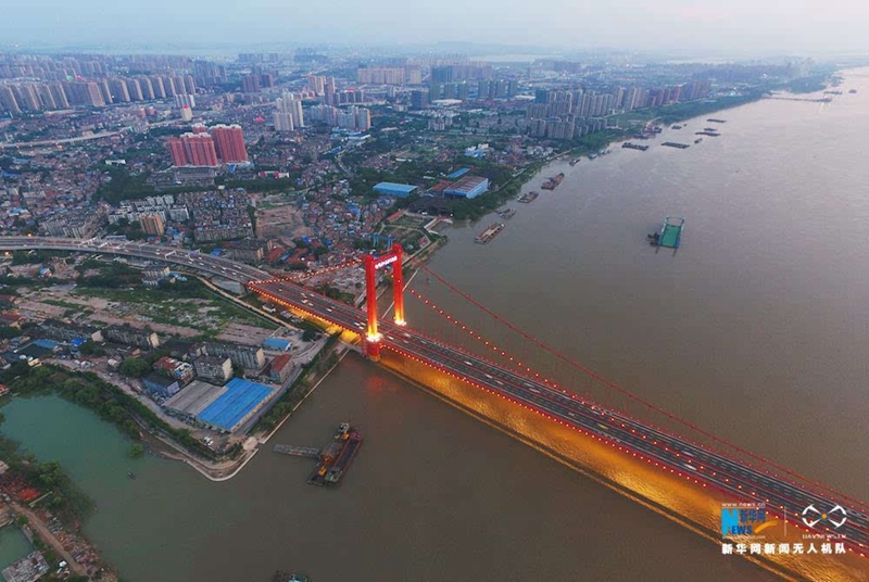 Große Hängebrücke in Wuhan wackelt spürbar