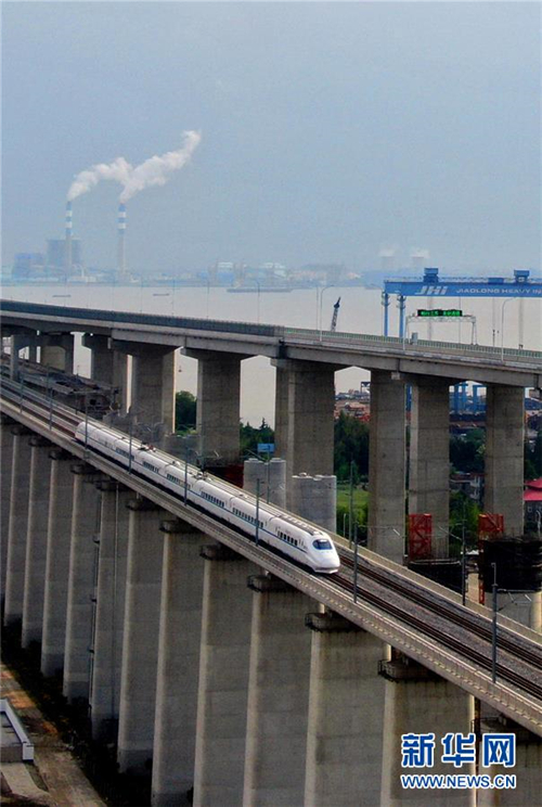 Erster Hochgeschwindigkeitszug auf der Bahnstrecke zwischen Nantong und Shanghai
