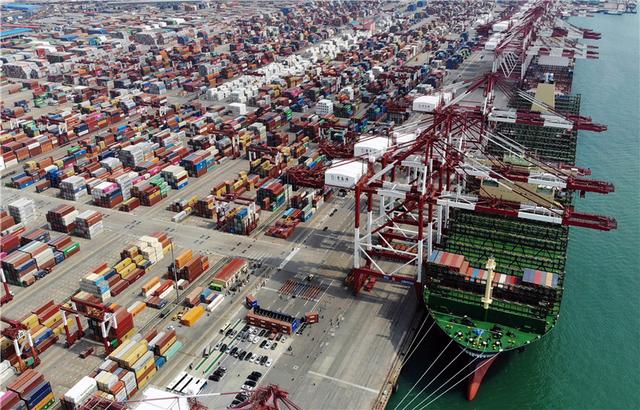 Weltgrößtes Containerschiff fährt von Qingdao nach Hamburg