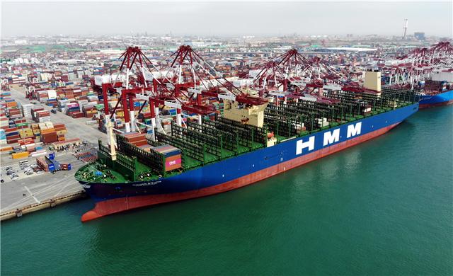 Weltgrößtes Containerschiff fährt von Qingdao nach Hamburg