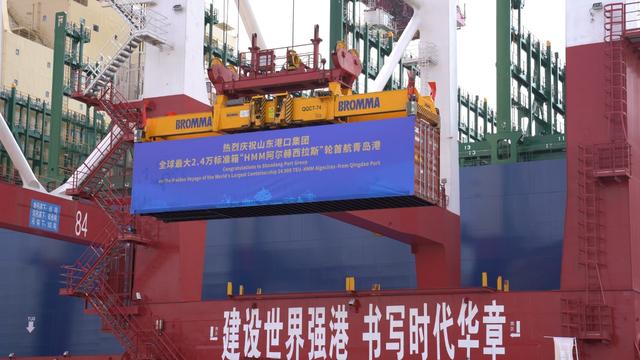 Weltgrößtes Containerschiff fährt von Qingdao nach Hamburg