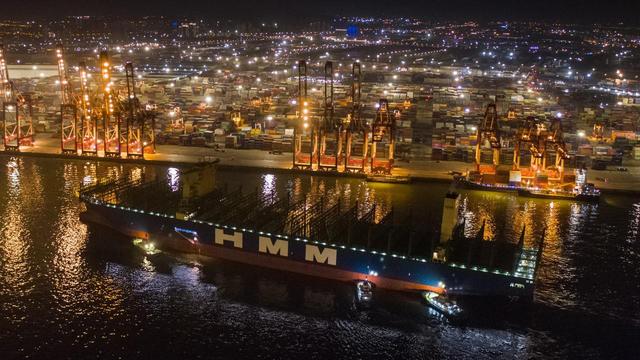 Weltgrößtes Containerschiff fährt von Qingdao nach Hamburg