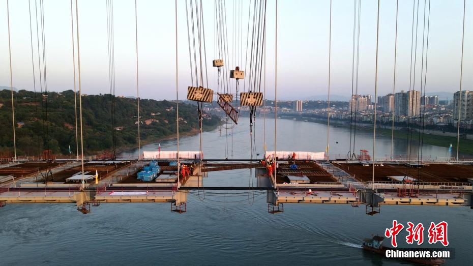 Hauptbauteile der weltweit größten CFST-Bogenbrücke in Sichuan zusammengefügt