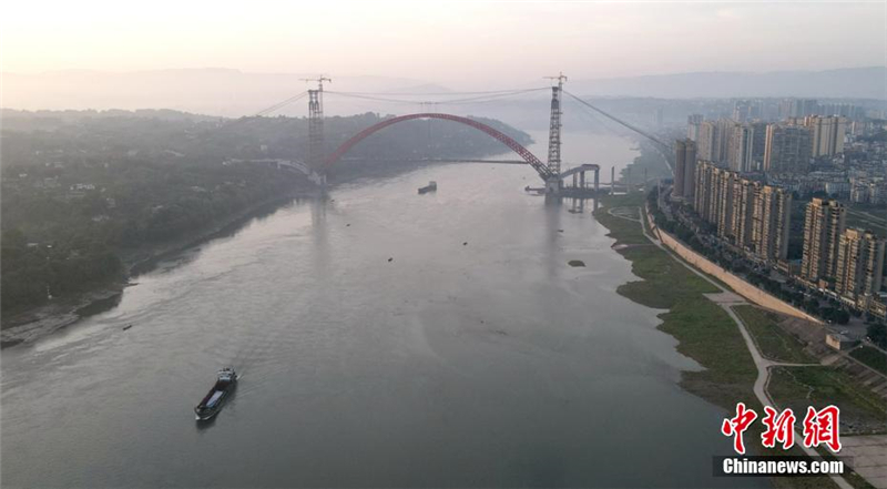 Hauptbauteile der weltweit größten CFST-Bogenbrücke in Sichuan zusammengefügt