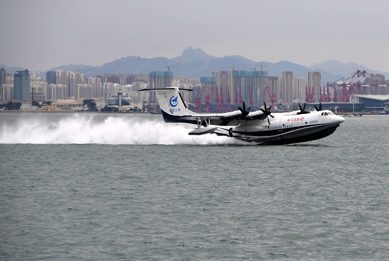Chinesisches Amphibienflugzeug AG600 absolviert Jungfernflug über dem Meer