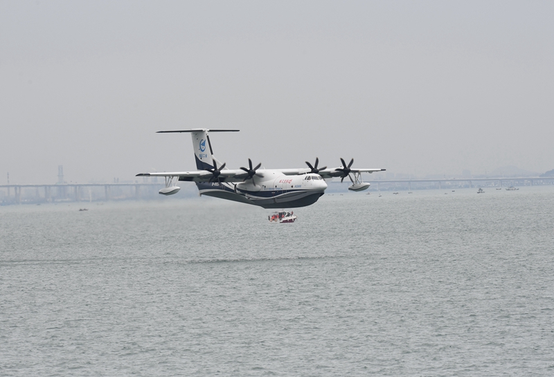 Chinesisches Amphibienflugzeug AG600 absolviert Jungfernflug über dem Meer