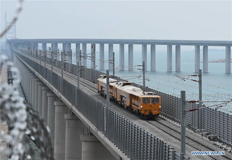 Belastungstest der weltweit längsten Auto- und Eisenbahn-Brücke über einer Meerenge