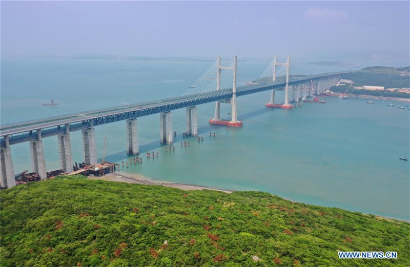 Belastungstest der weltweit längsten Auto- und Eisenbahn-Brücke über einer Meerenge
