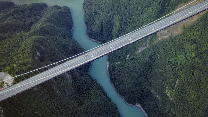 Luftaufnahme der Siduhe-Autobahnbrücke im zentralchinesischen Hubei