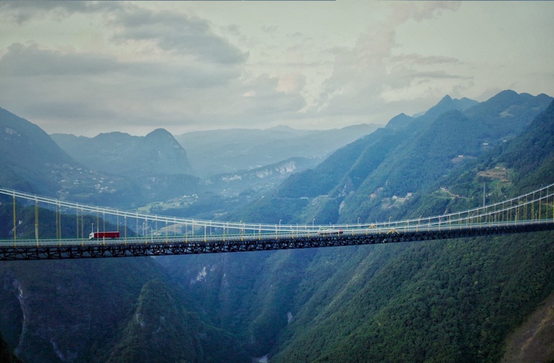 Luftaufnahme der Siduhe-Autobahnbrücke im zentralchinesischen Hubei