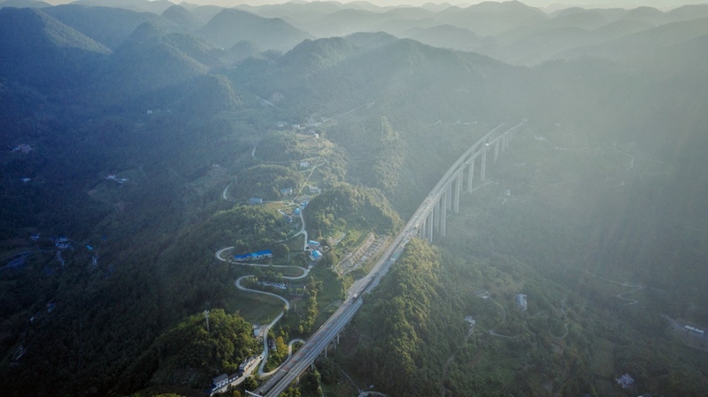 Luftaufnahme der Siduhe-Autobahnbrücke im zentralchinesischen Hubei