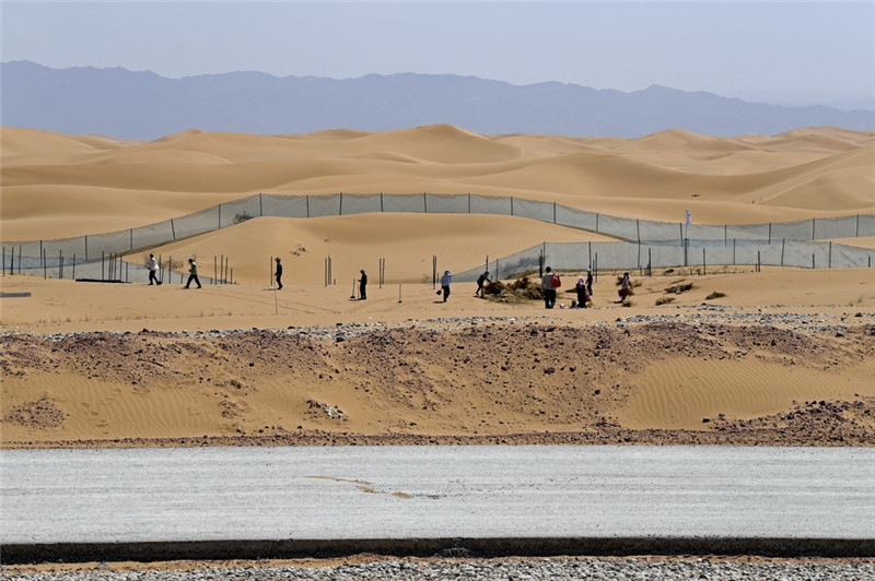 Sandkontrollarbeiter schützen Autobahnen in der Wüste