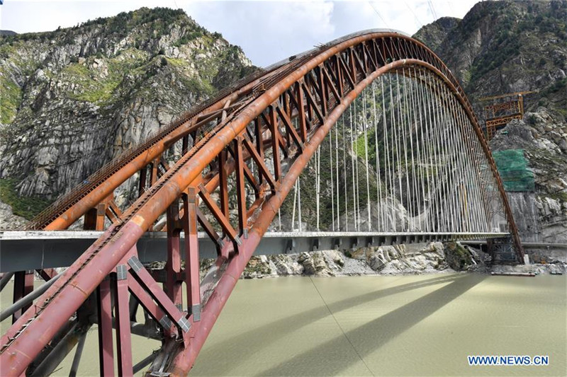 Bau der Eisenbahnlinie von Lhasa bis Nyingchi in vollem Gang