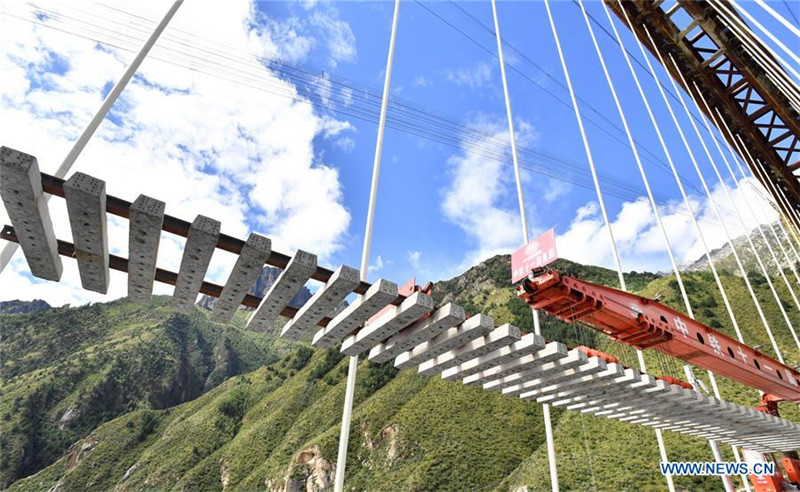 Bau der Eisenbahnlinie von Lhasa bis Nyingchi in vollem Gang