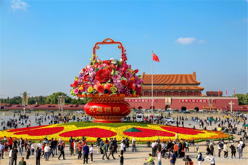 Prächtiger Blumenkorb zum Nationalfeiertag auf dem Tian'anmen-Platz