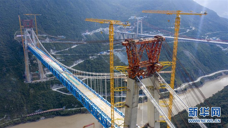 Große Brücke über den Jinsha-Fluss fertiggestellt