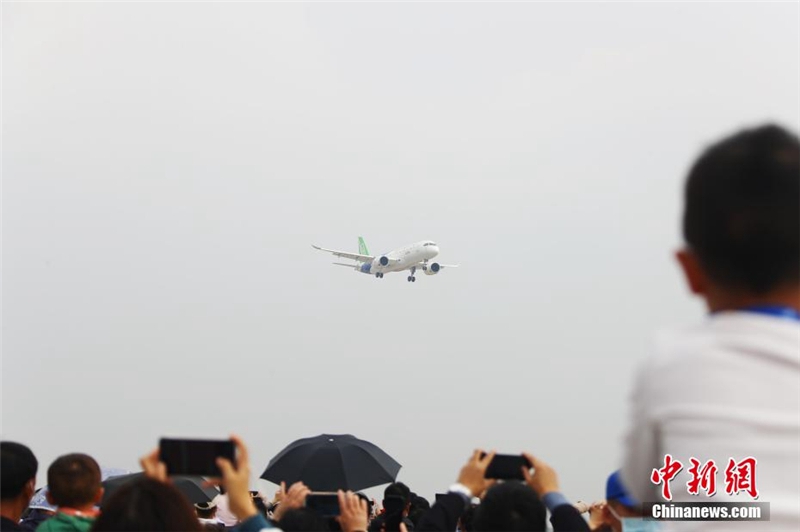 Erste Flugaufführung des chinesischen Jumbos C919