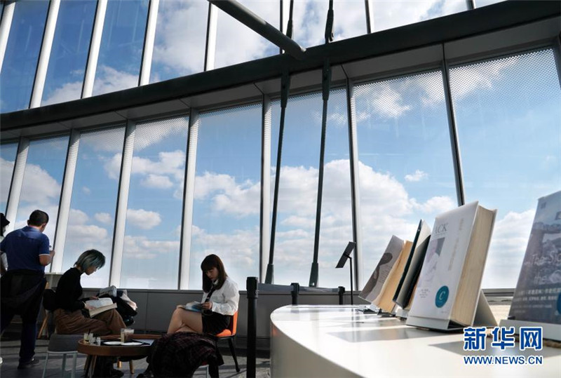 „Buchhandlung in den Wolken“ fasziniert Besucher in Shanghai