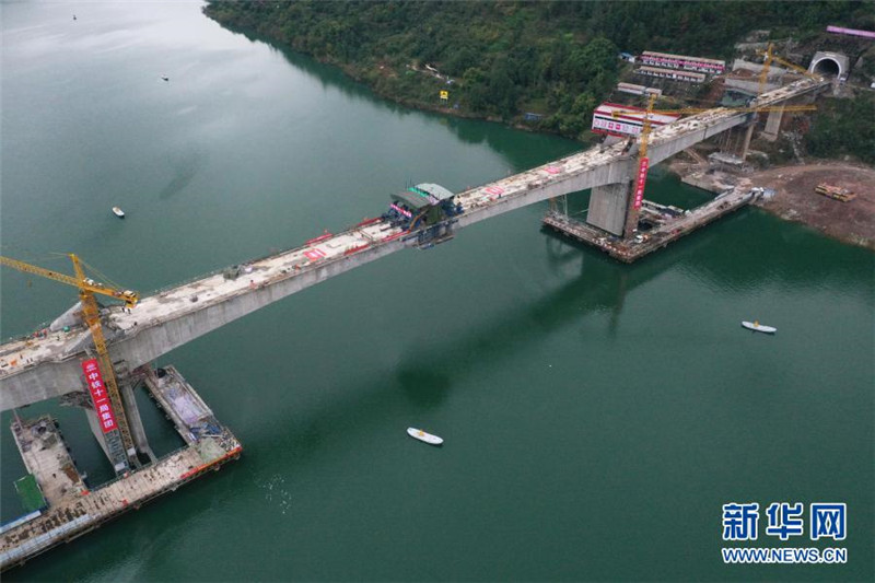 Mehrspurige Eisenbahnbrücke über den Fluss Pengxi im Bau