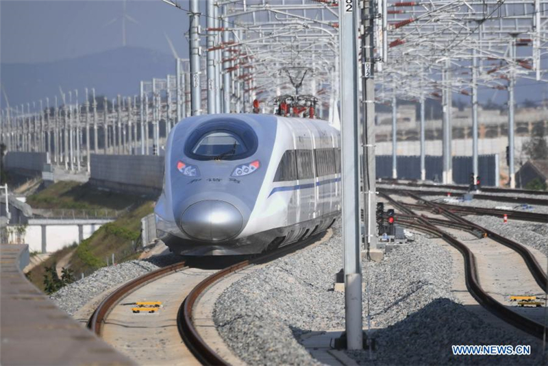 Chinas erste Auto- und Eisenbahnbrücke über eine Meerenge offiziell eröffnet