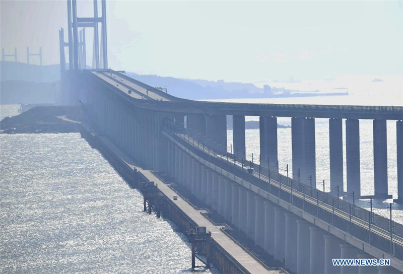 Chinas erste Auto- und Eisenbahnbrücke über eine Meerenge offiziell eröffnet