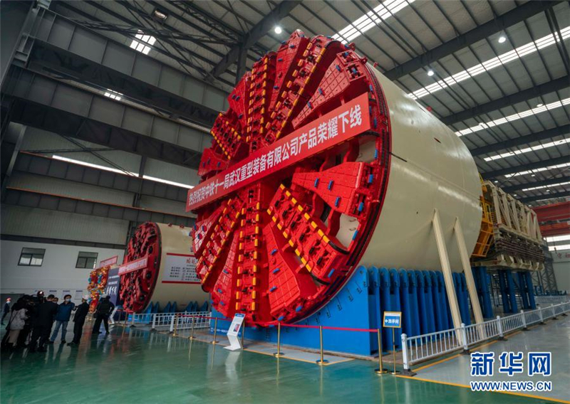 Zwei gigantische Tunnelbohrmaschinen rollen in Wuhan vom Band