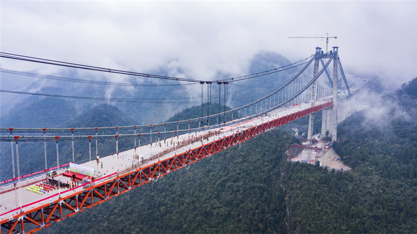 Hauptteile einer neuen Megabrücke in Südwestchina zusammengefügt
